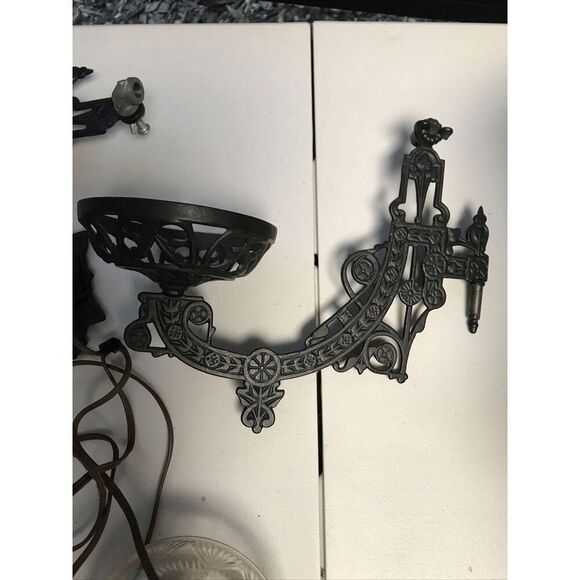 Antique Cast Iron Double Wall Mount Oil Lamp Bracket with two Oil Lamps And Plug - Picture 7 of 14